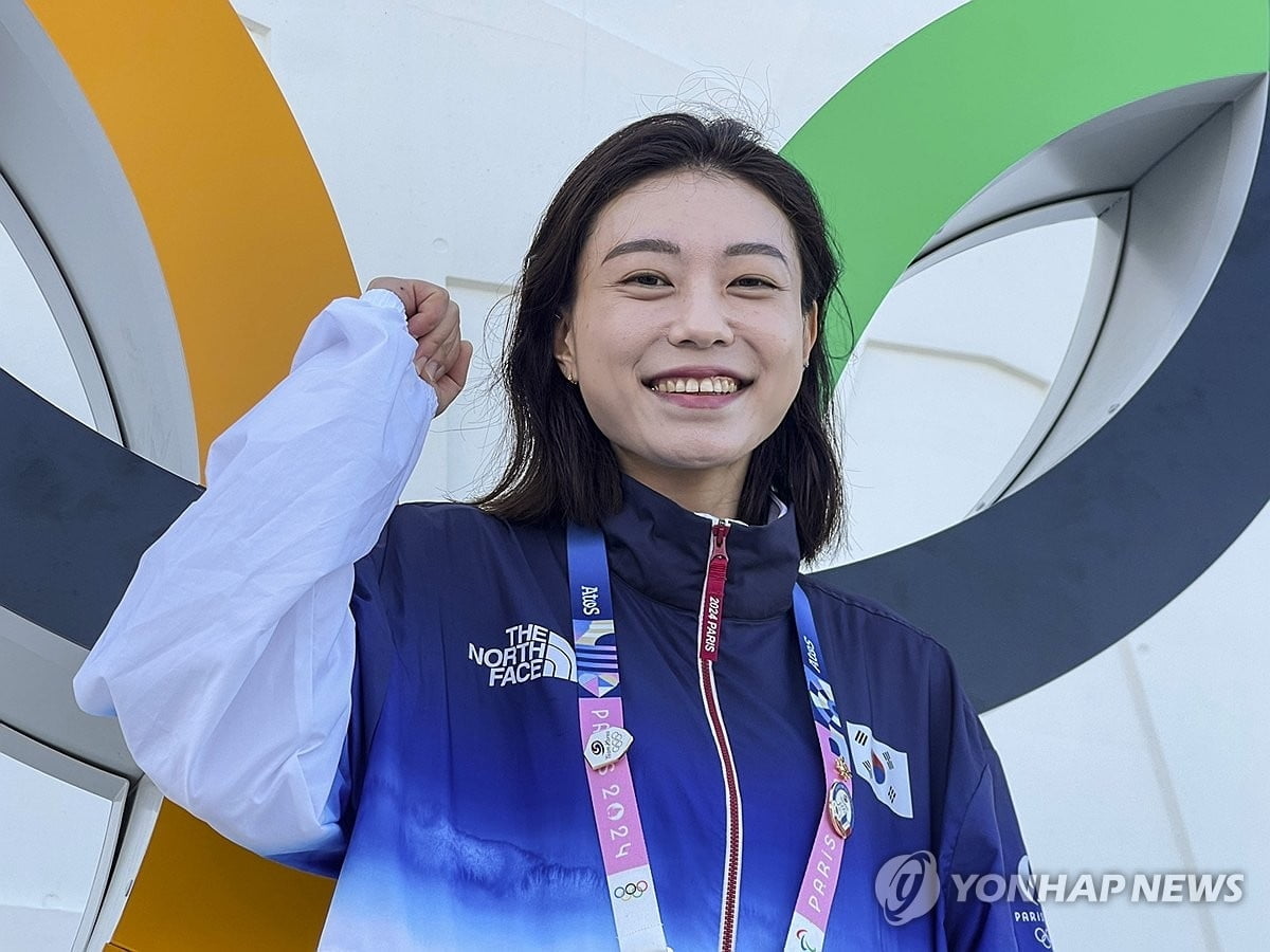 ✅英超官方：安东尼·泰勒执法本周末“曼市德比”