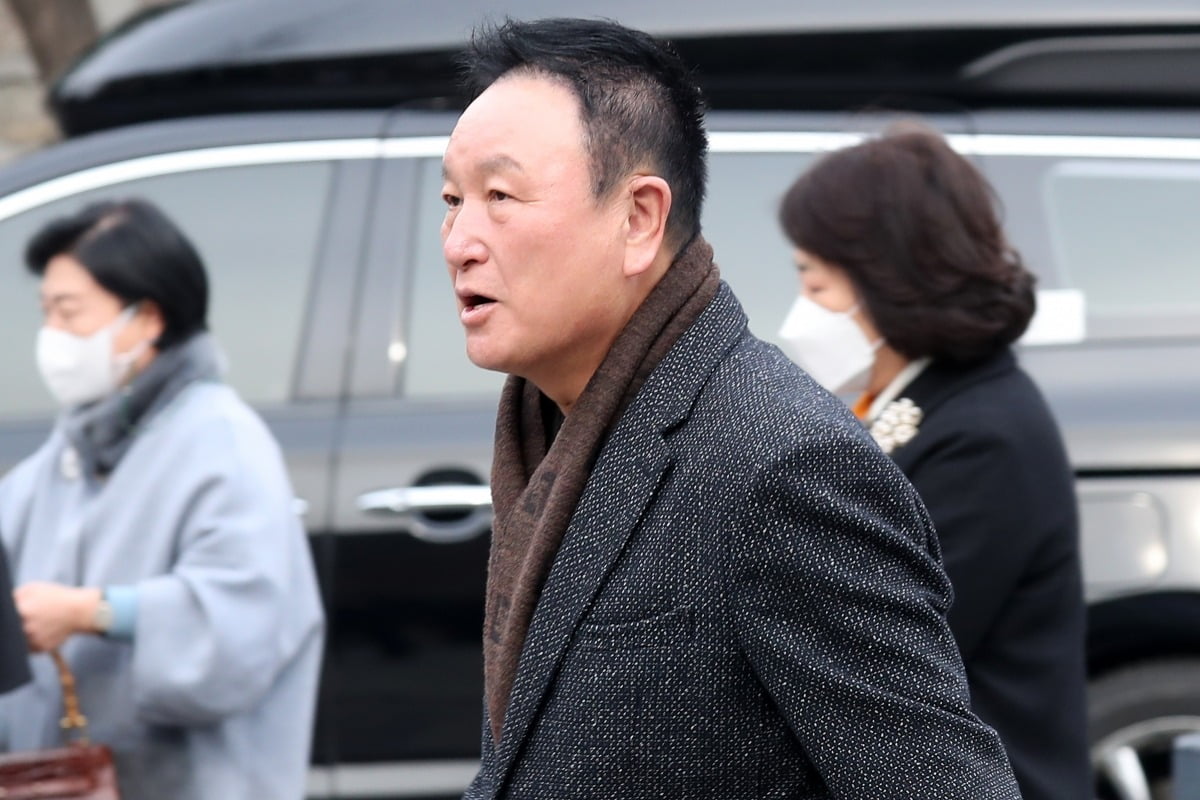裁判双标判罚让塞尔塔球员愤怒，裁判专家：巴萨小将该被罚下