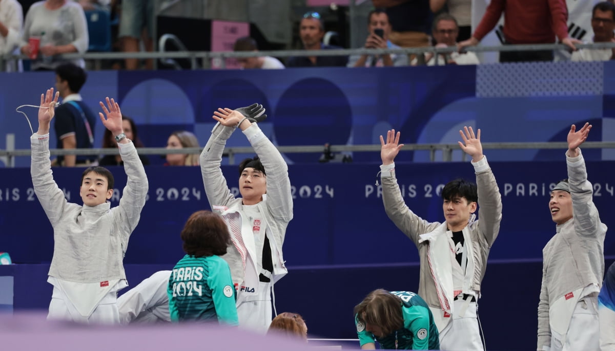⚽澳超战报：阿扎尼点射扳平 皮斯科波世界波制胜 墨尔本胜利2-1逆转麦克阿瑟