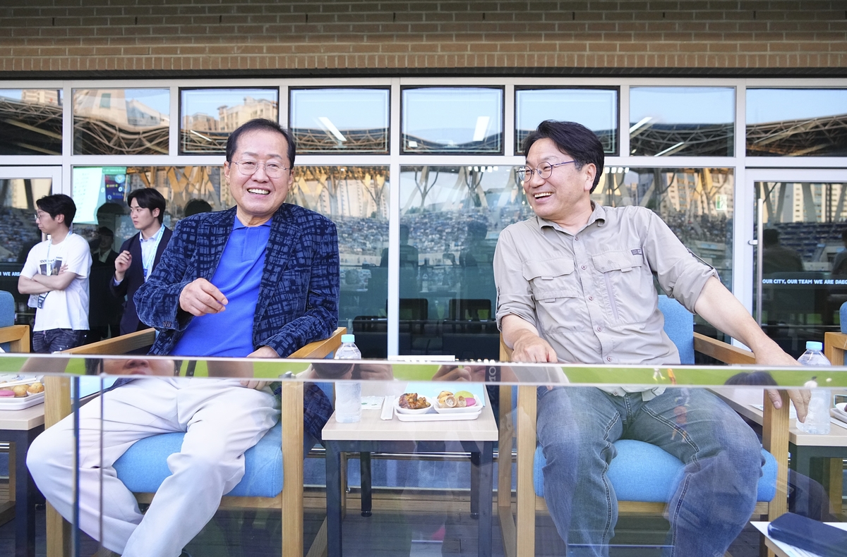 拉比奥抵达马赛，约100名球迷现场放烟火+唱歌向他表示欢迎