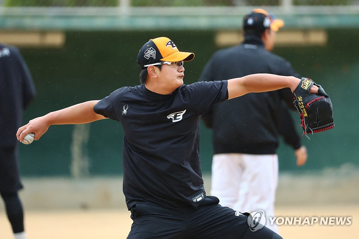浦和门将西川周作参加送球仪式：从孩子们的角度来看 我就是他们的偶像