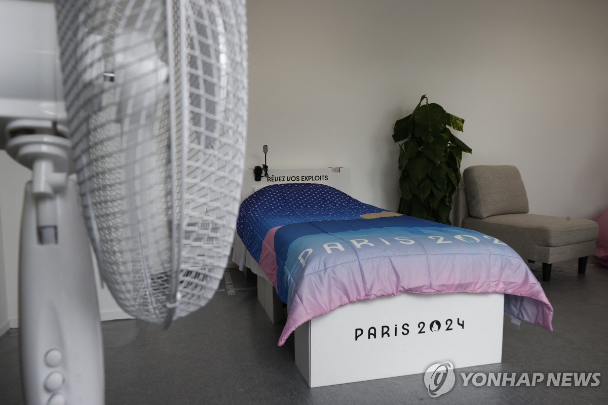 镜报：离开曼联令范尼非常伤心 他想留下当助教
